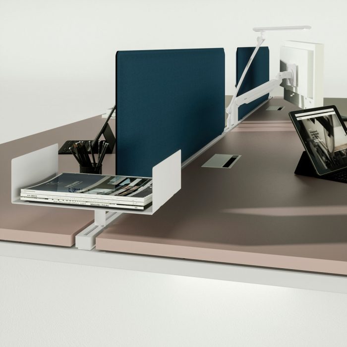 dettaglio scrivania operativa con divisoria alpha wood